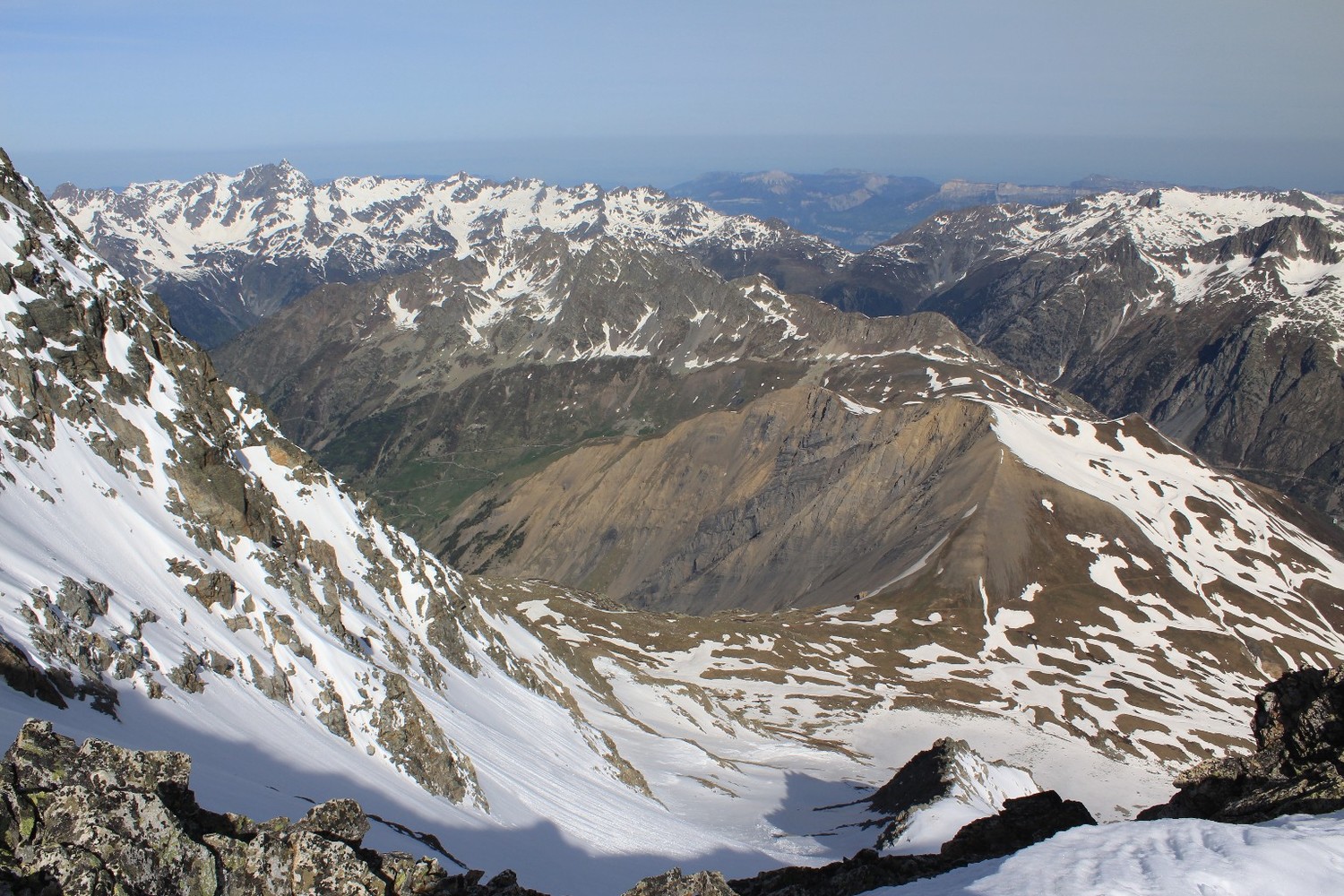 Vue vers le Col du Couard, les Aiguillettes de Vaujany, et le Massif de Belledonne