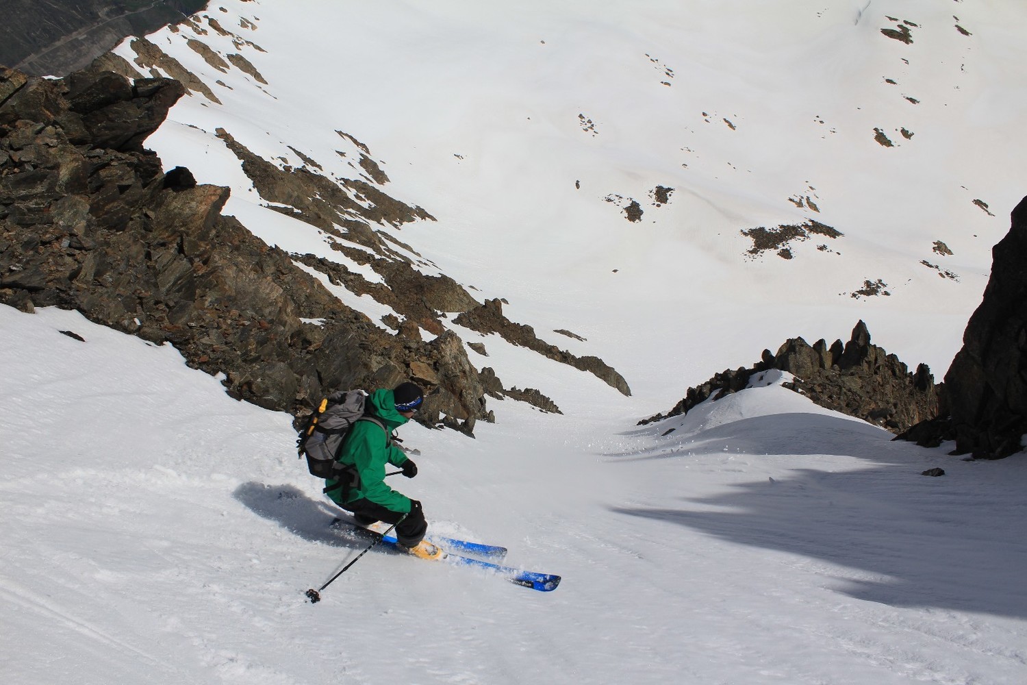Ski dans la moitié inférieure du couloir NE de l'Aiguille Noire