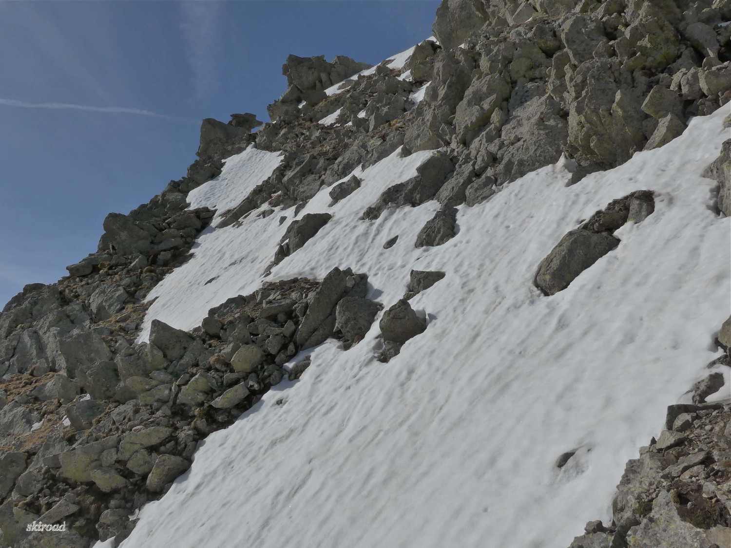 Dommage pas assez de neige pour descendre du sommet.