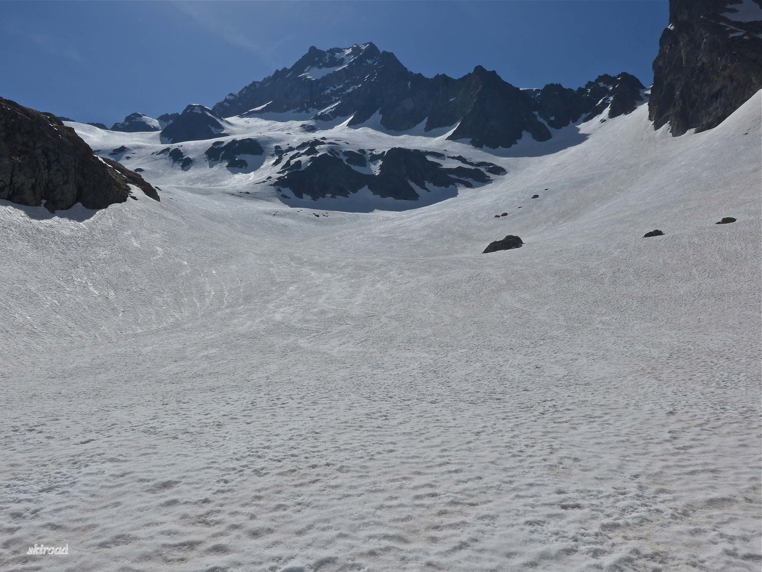 Sous le Gélas, au choix à droite Collet du St Robert ou à gauche couloir des Italiens pour sauter versant Français.