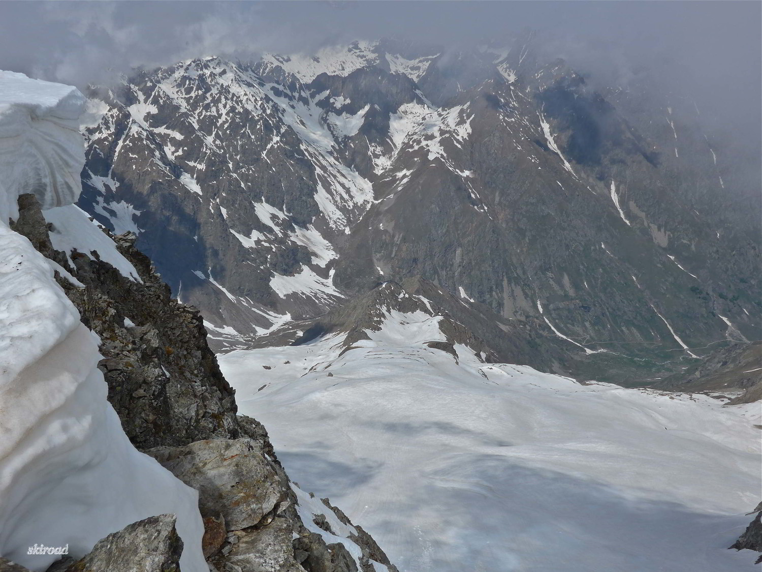 La corniche qui vous domine lors de la montée du Couloir des Italiens.