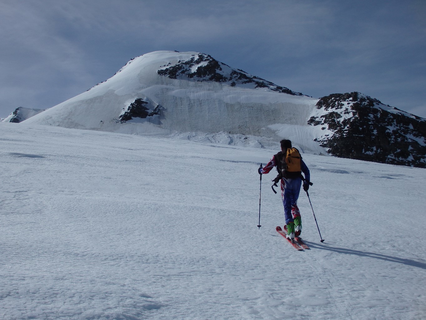 Verso la calotta sommitale, sia sale bene sulla destra su neve con buon grip
