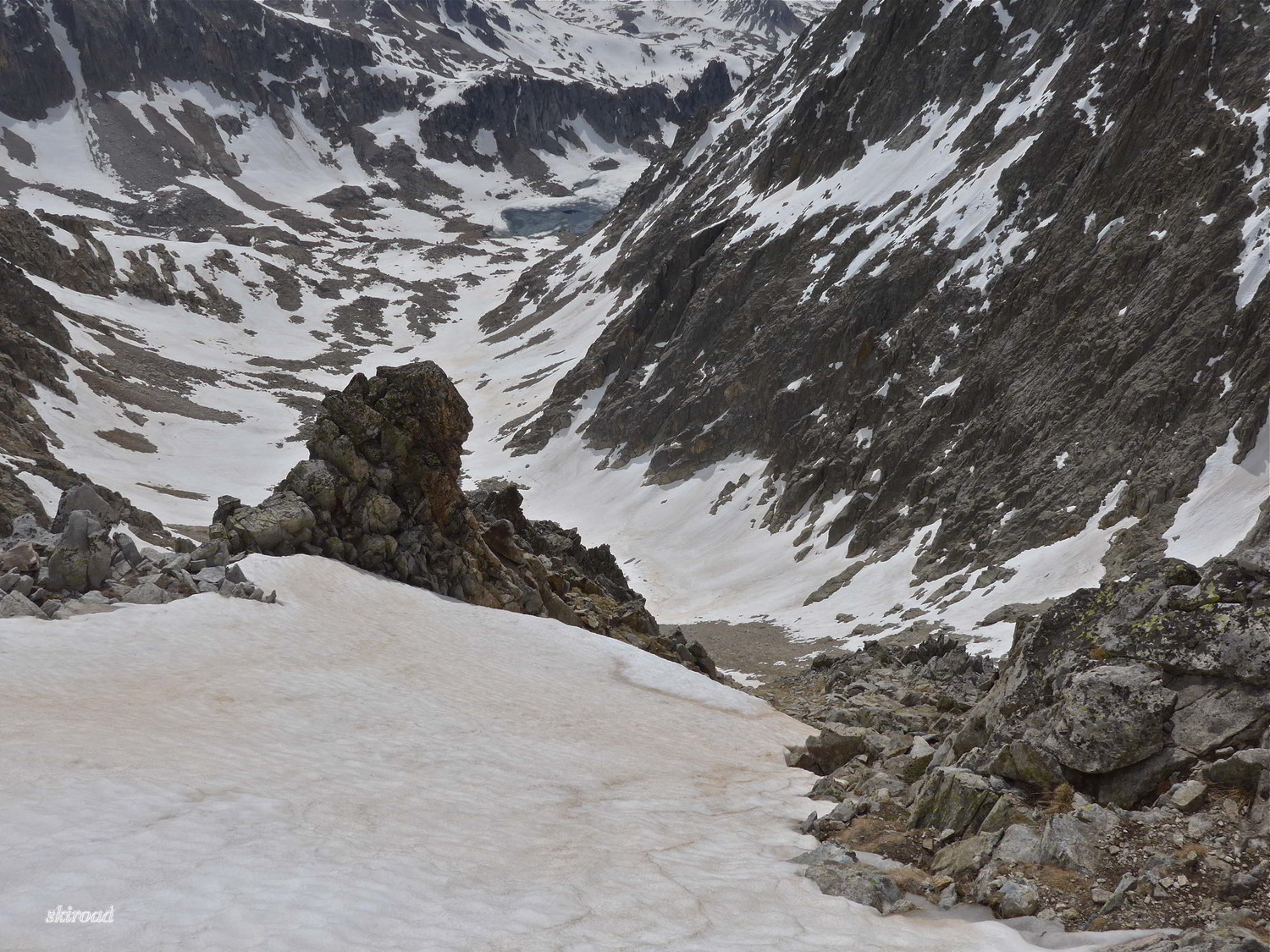 La pente S. que je voulais prendre n'a pas un brin de neige.