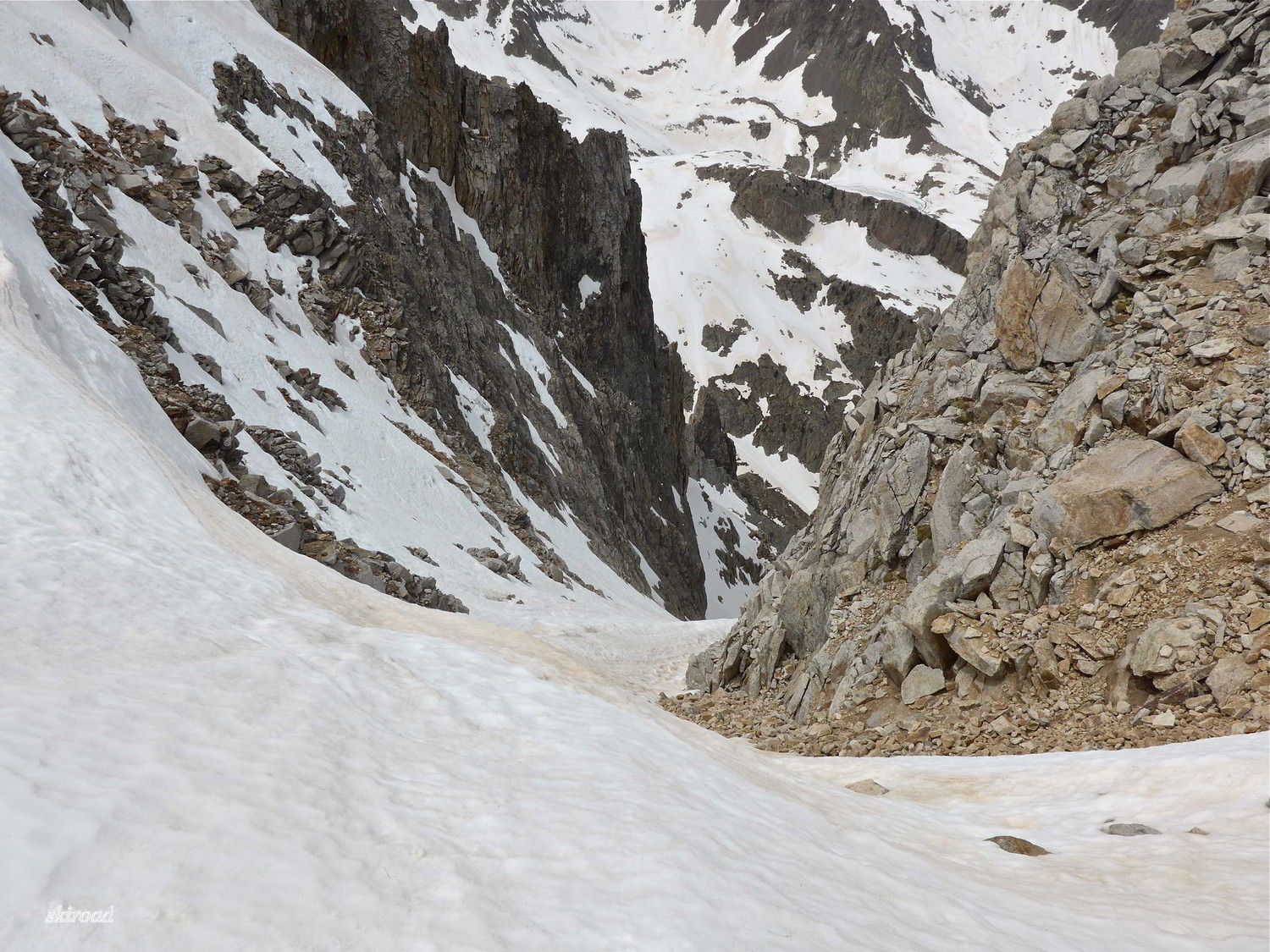 Bon enneigement au départ du couloir.