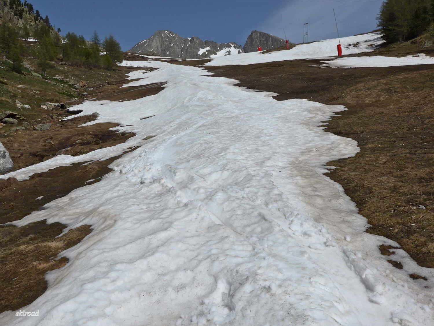 Restant de piste de ski qui permet de déchausser à 15m de la voiture.