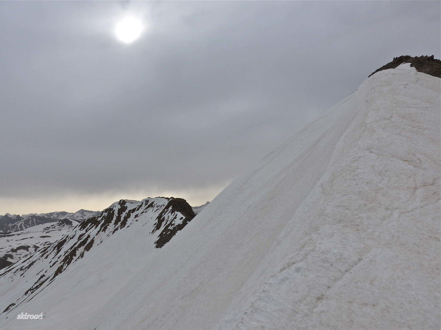 Au loin ciel clair dans les Alpes Maritimes, arrête sommitale W et sommet E.