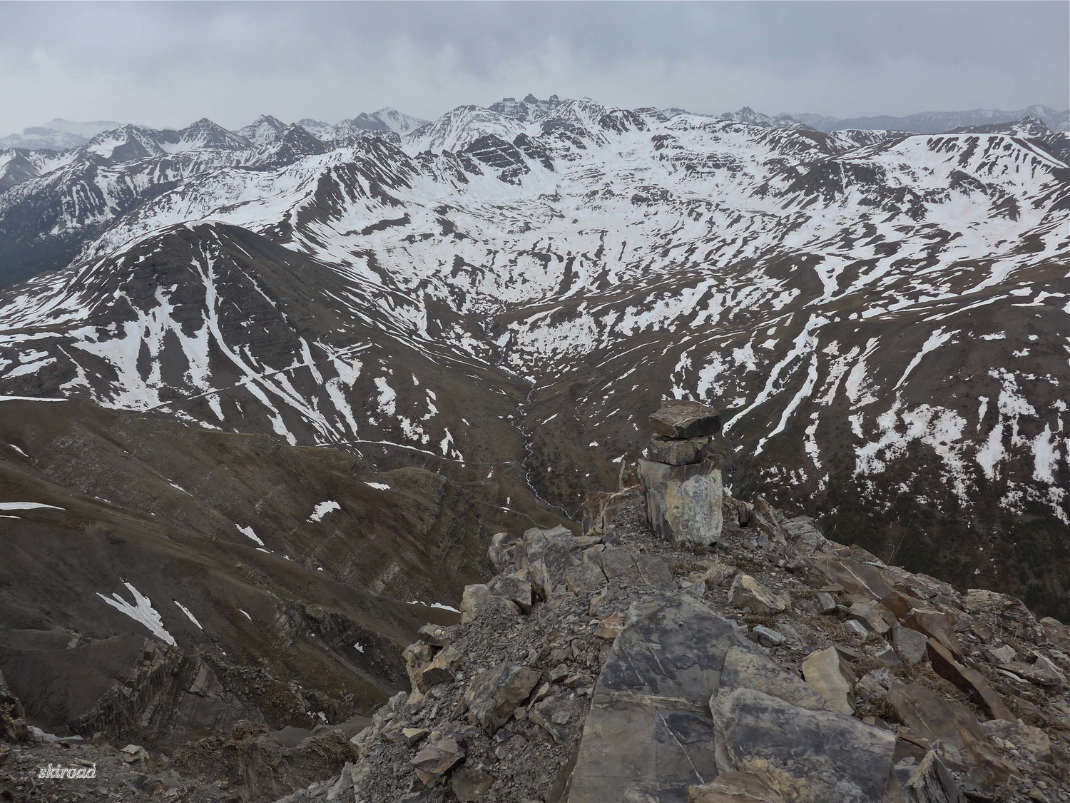 Du Caïre Brun W vue sur le versant N de la Cime de la Plate.