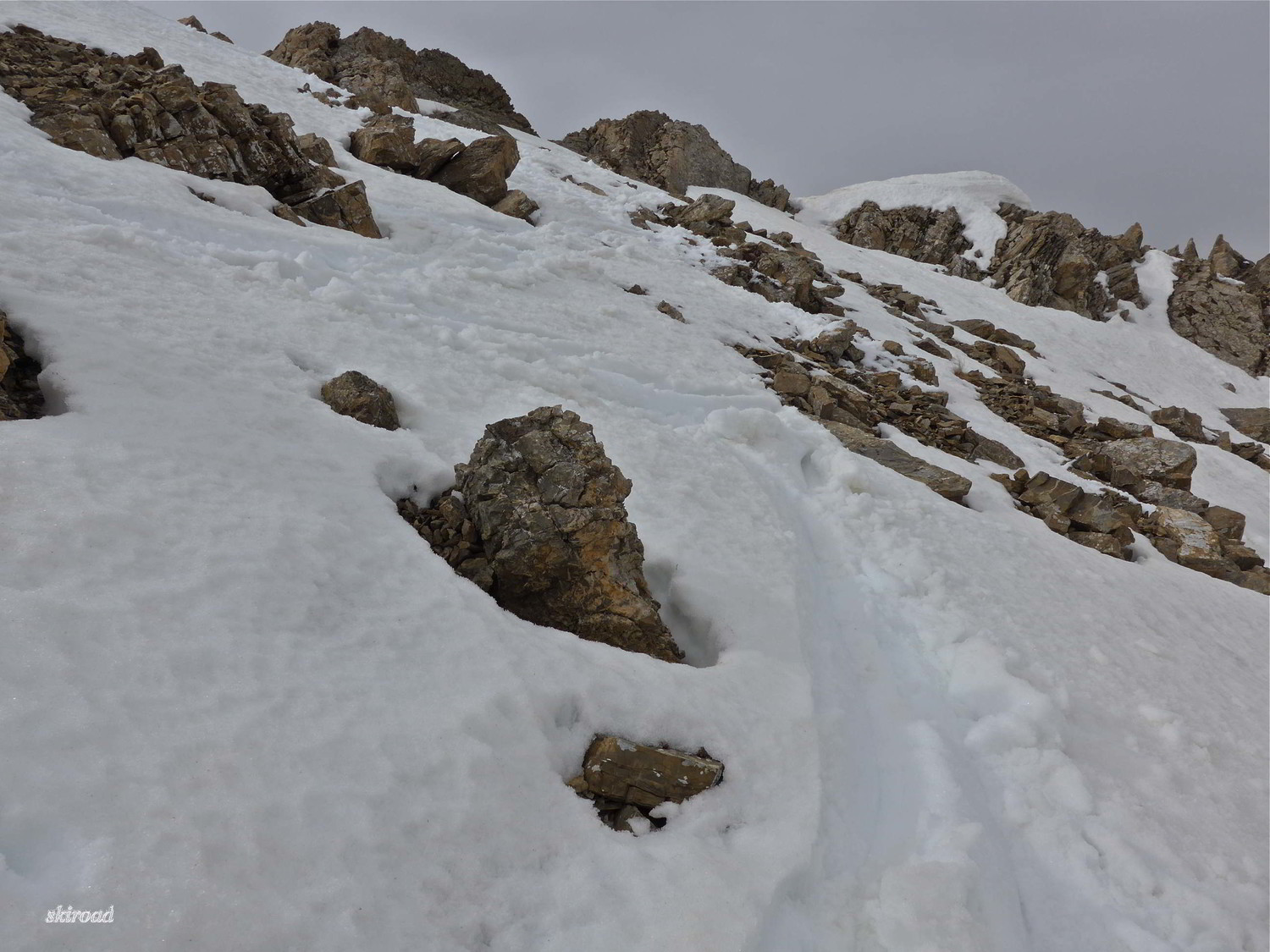 Les premiers mètres de la descente se fait en conversion et escalier pour ne pas abîmer les skis malgré une bonne épaisseur de neige.