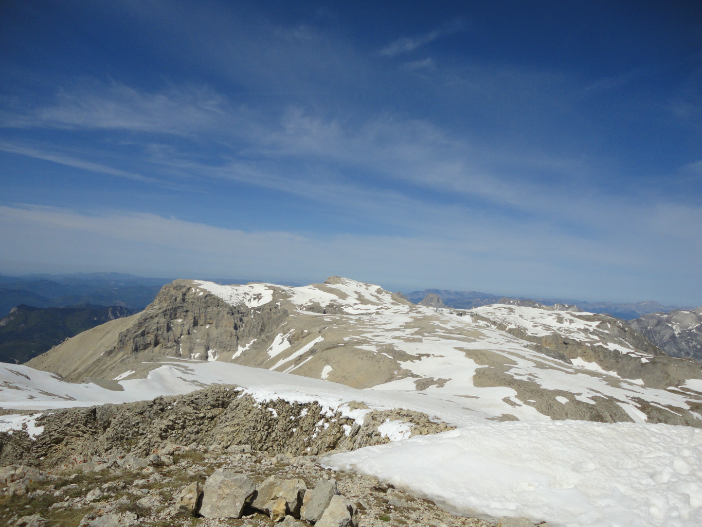 Sommet du Pic de Bure. Vue sur le plateau.