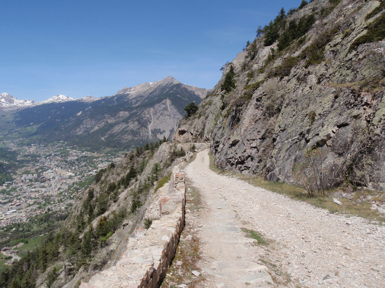 Route militaire du Fort,au fond Briançon