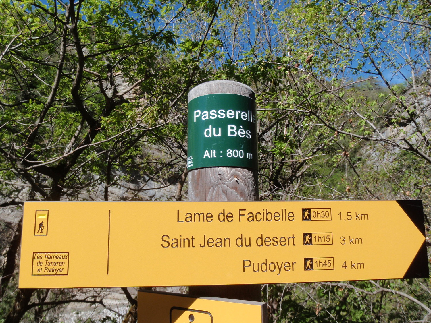 balise au départ du Parking de La Passerelle du Bés