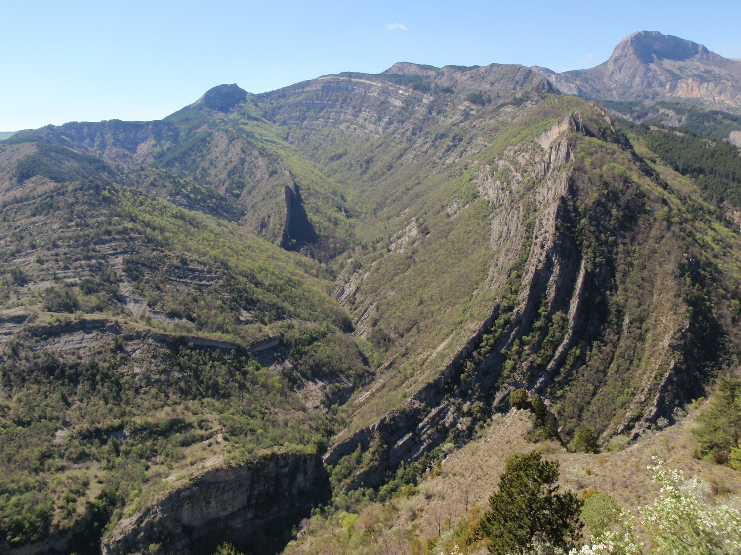 depuis le Point de Vue du Viel Esclangon,vue sur le Vélodrome,la Lame de Facibelle,et St Jean du Désert