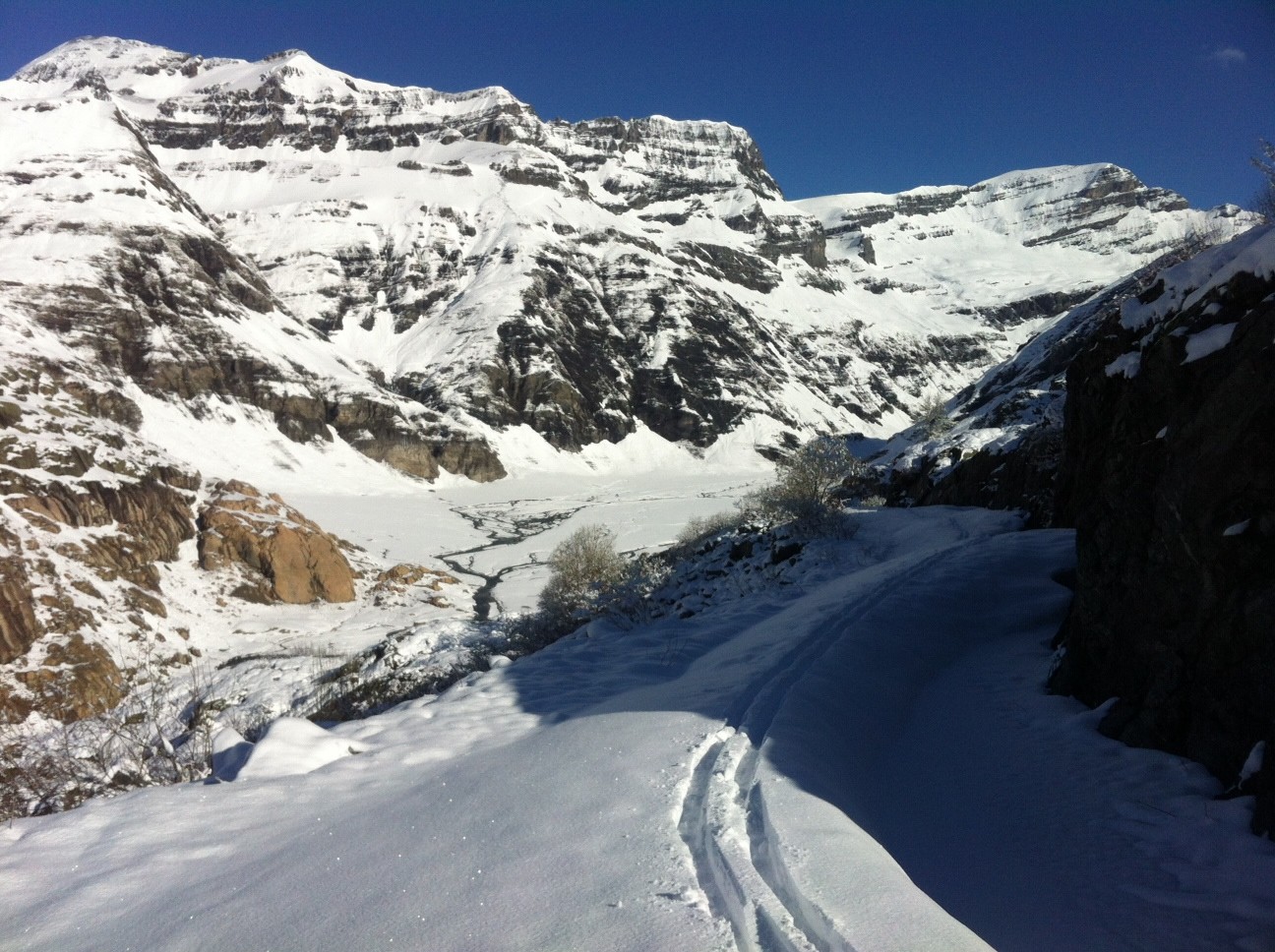 Route d'accès enneigée ce matin