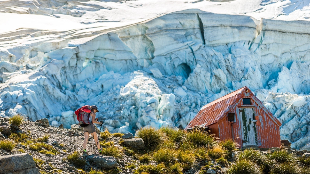 Arrivée au bivouac, à deux pas de gigantesques séracs.