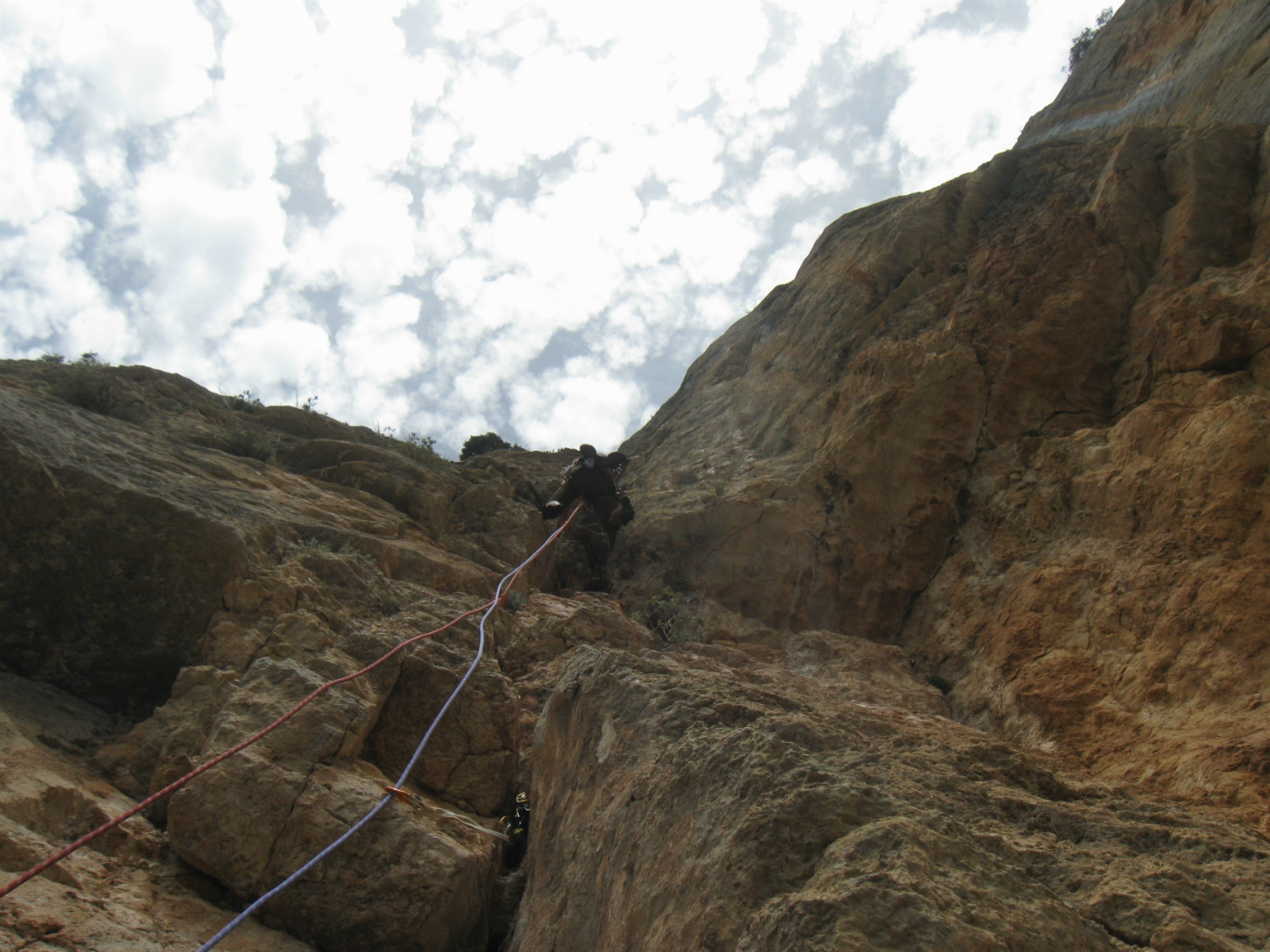 L11 : surplomb puis dièdre vertical.