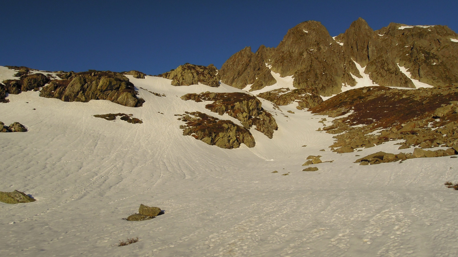 Le petit vallon enneigé permettant l'approche (objectif en vue).