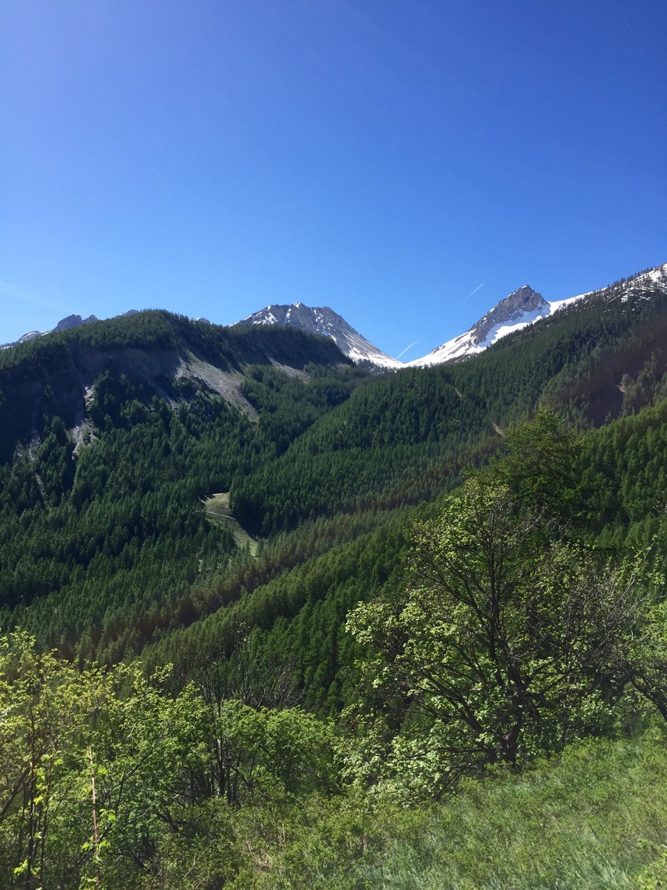 Au loin, le col de l'Eychauda, bloqué par la neige.