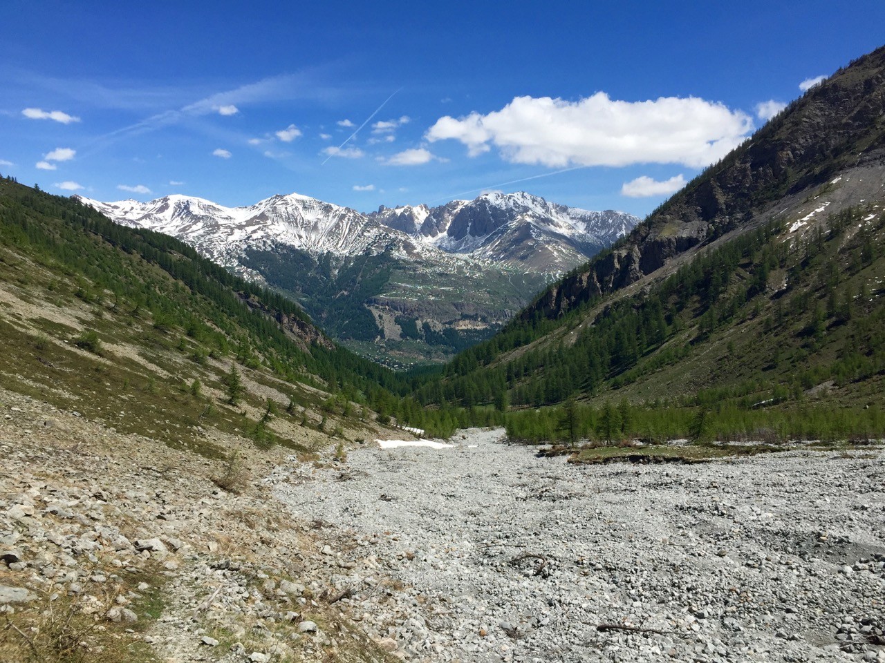 Au loin, le village du Monêtier.