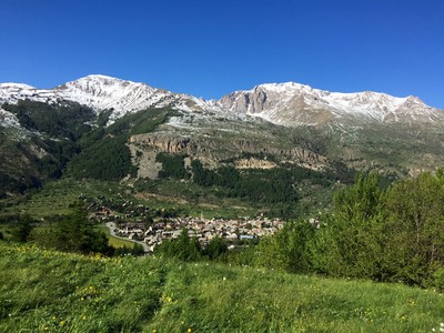 Le village du Monêtier-les-Bains vu de la chapelle Saint Antoine Le village du Monêtier-les-Bains vu de la chapelle Saint Antoine