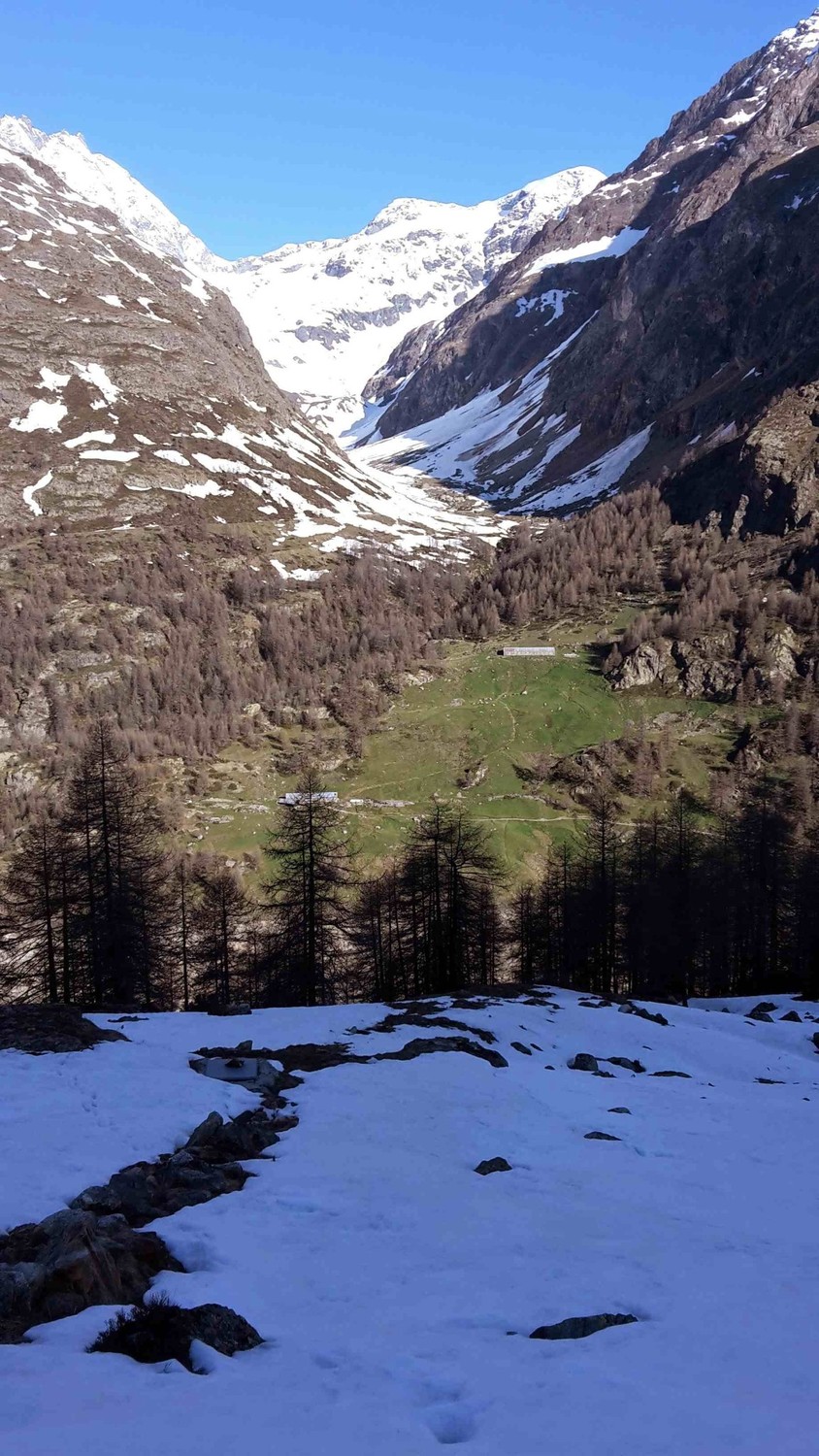 Au petit matin, face au vallon de montée du refuge Nacamuli.
