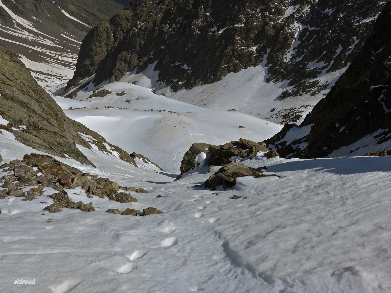 On peut accéder dans le Couloir NE. à ski sous Dente del Vallone.