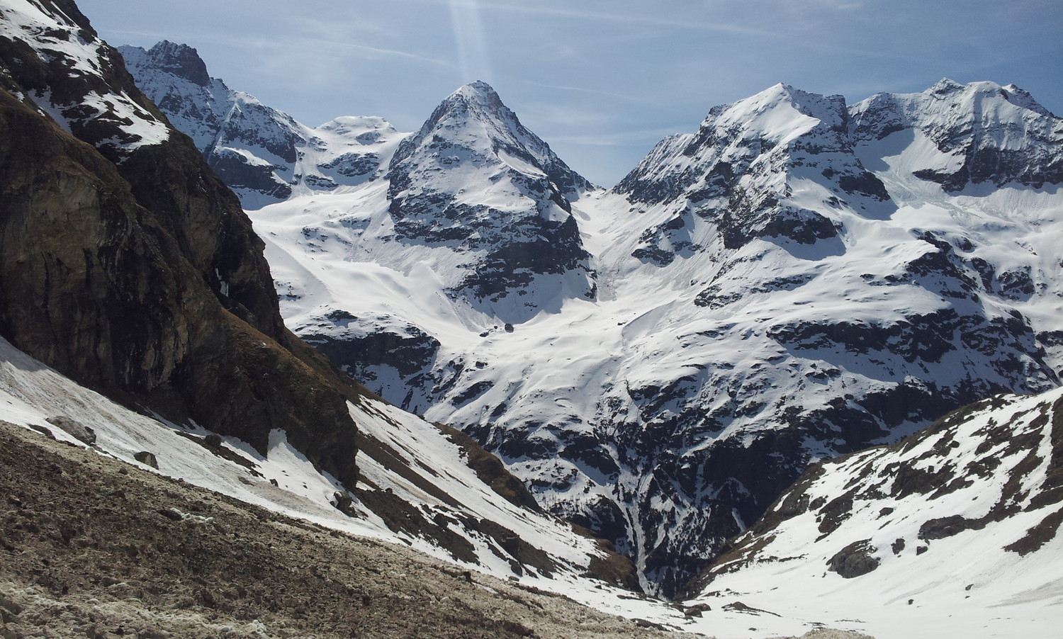 Vue d'en face le lendemain. On voit bien, de g. à d., le glacier des Dames, le Château des Dames, le glacier de Bella Tsa et le punta Fontanella.