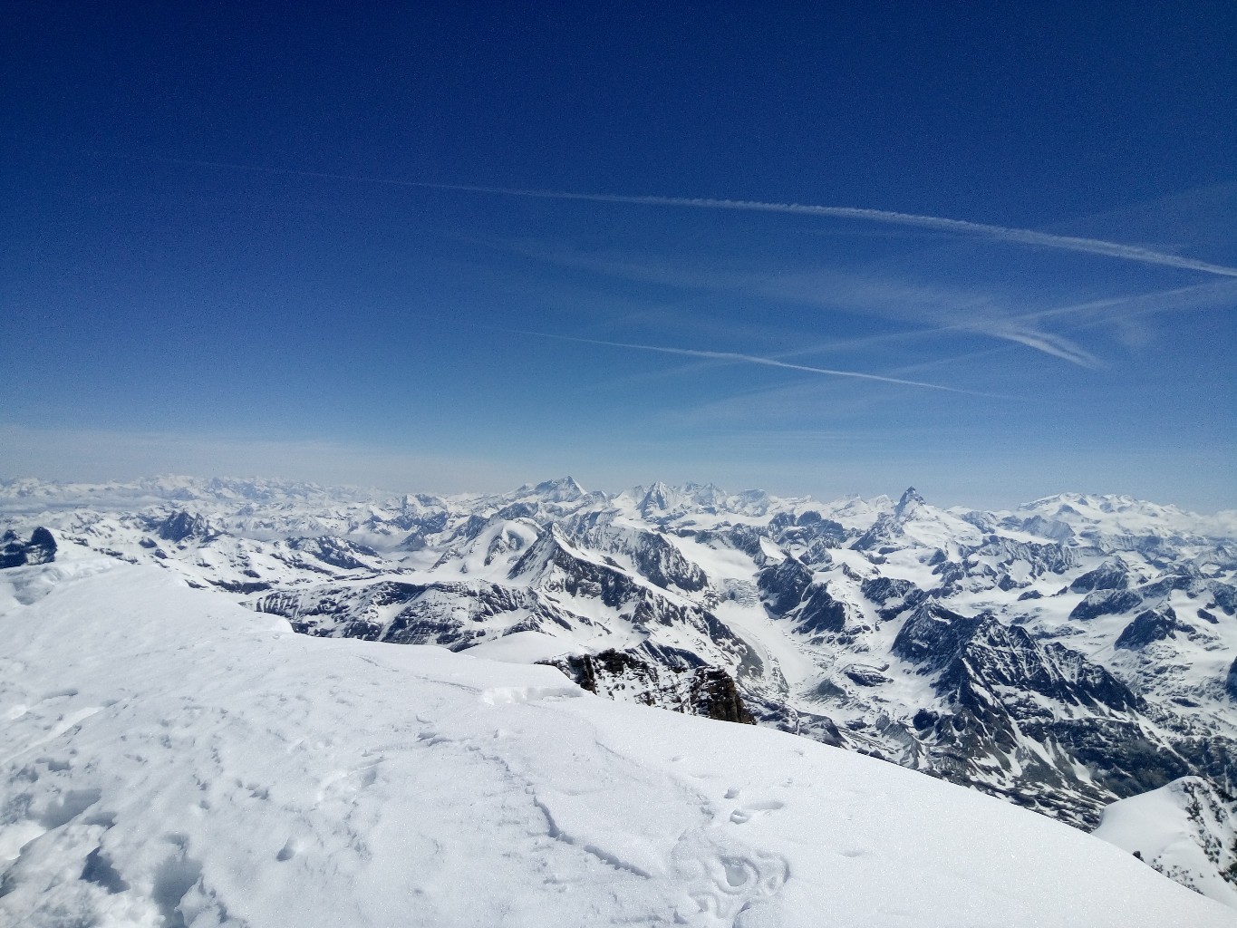 Sempre dalla vetta, da sinistra verso destra: Weisshorn, Dent Blanche, Dom, Taschhorn, Alphubel, Rimpfishhorn, Stralhorn, Cervino e tutto il Rosa.