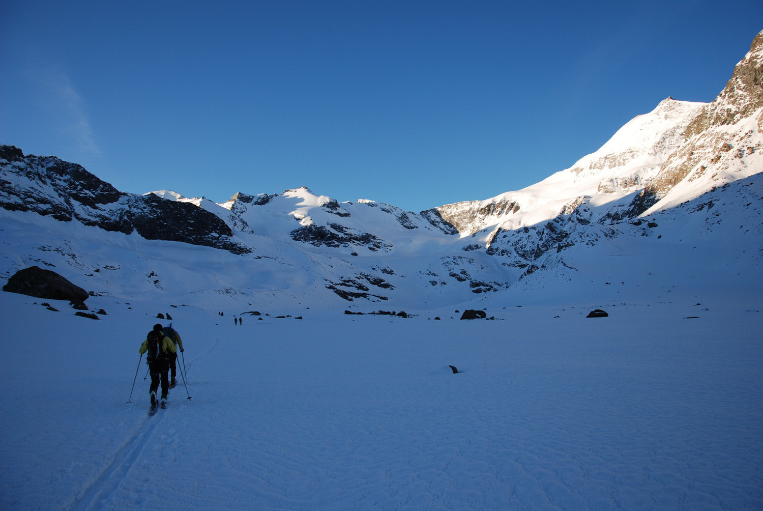 salendo nella piana sottostante il rifugio dell'Evettes a 2500m