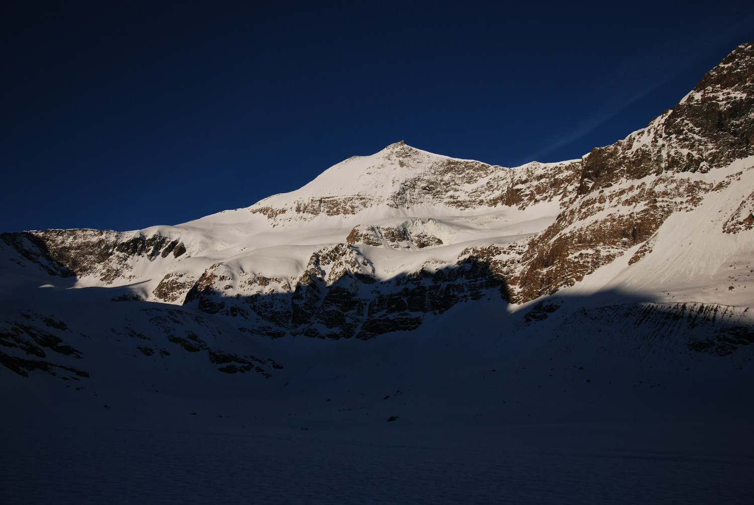 L'Albaron 3637m alle prime calde luci del mattino