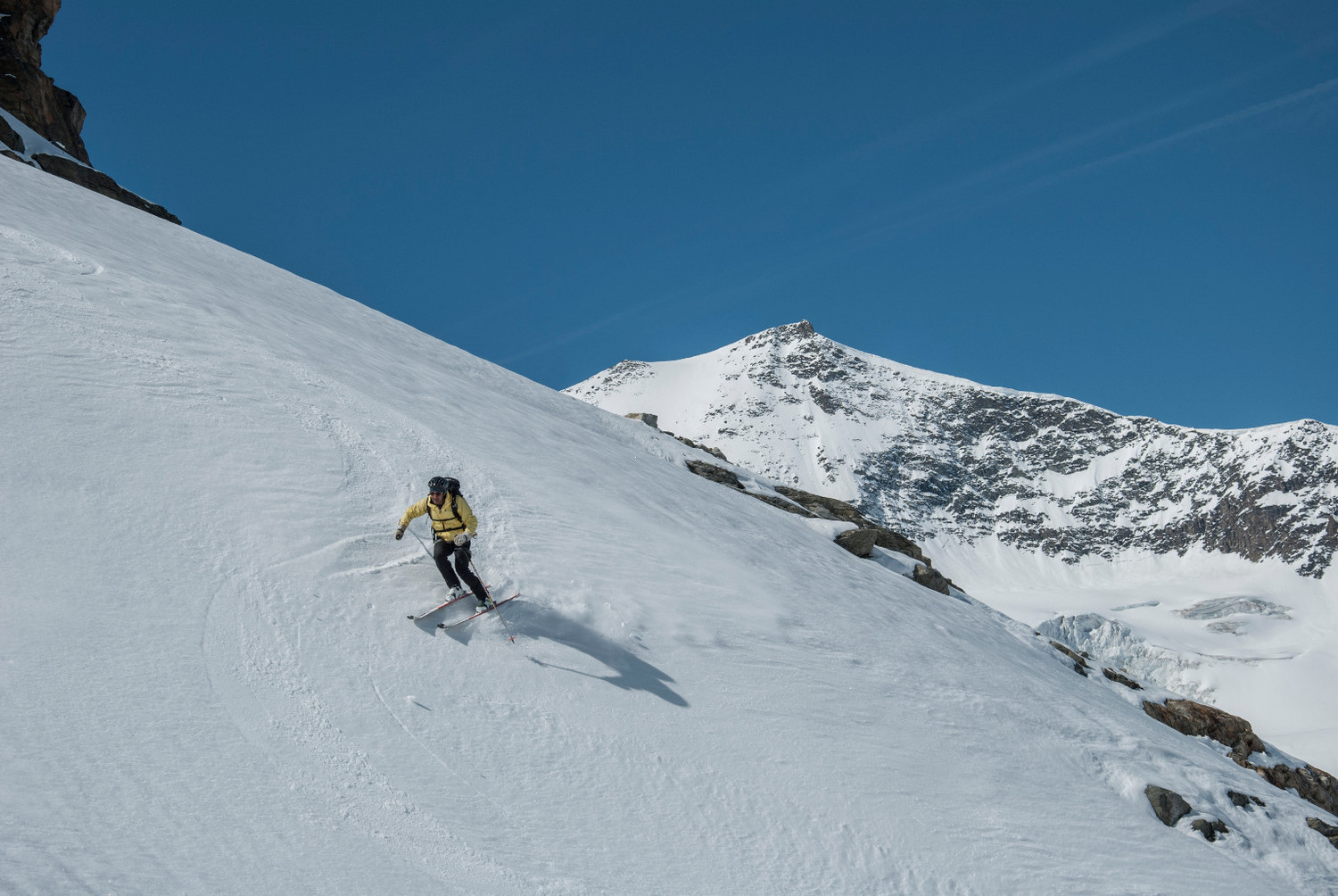 Massimo in un bel tratto di nevebella, sullo sfondo l'Albaron 3637m