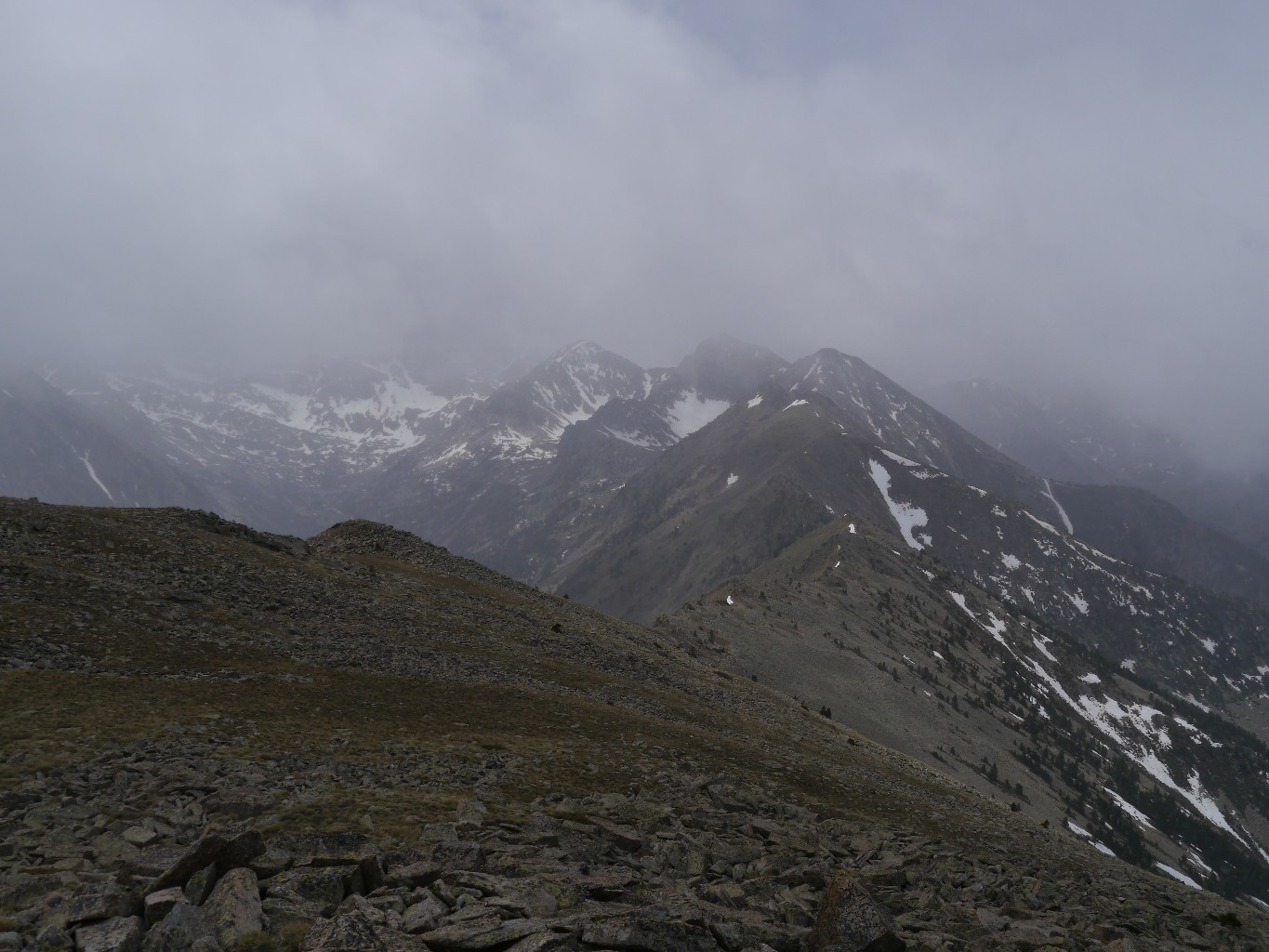 Rapide vu vers le Sud depuis le sommet du Redoun
