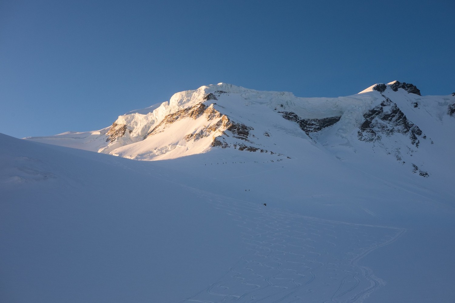 Il Couloir de Gardien dal Plateu de Dejeuner; ressa di scialpinisti