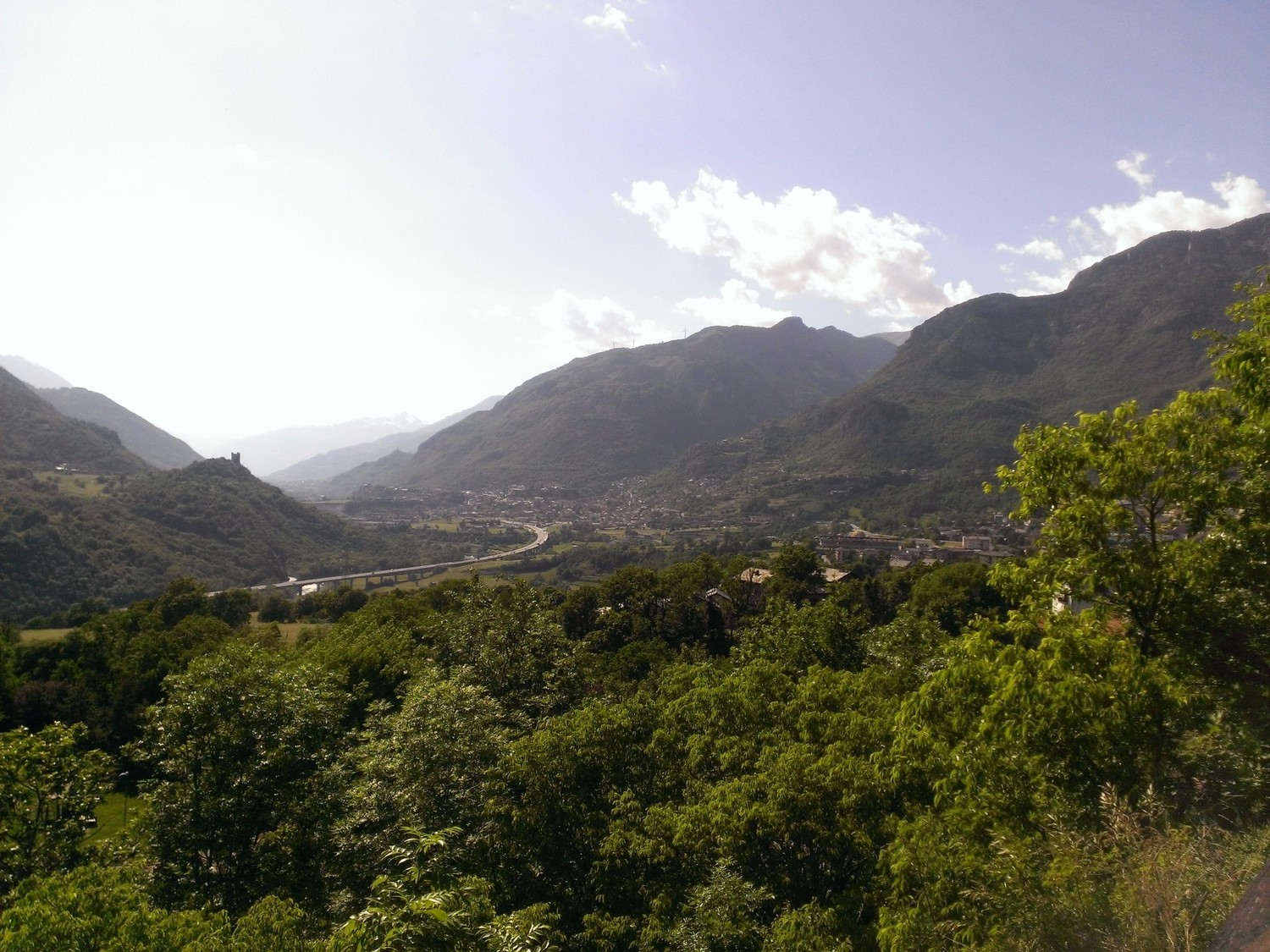 Vue depuis le site, Aoste tout au fond