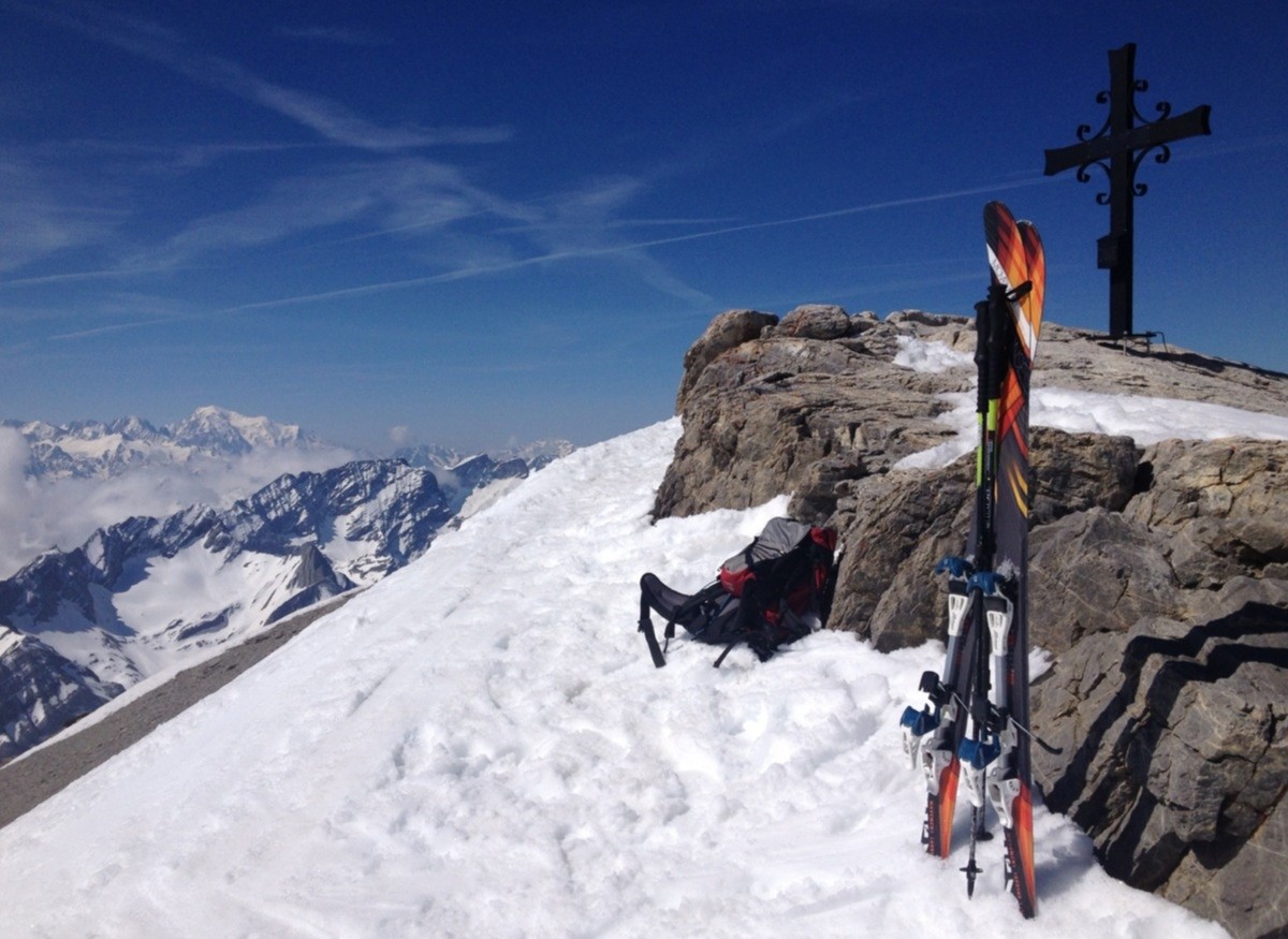 Sommet des Diablerets 3210m. Au font le Mont-Blanc