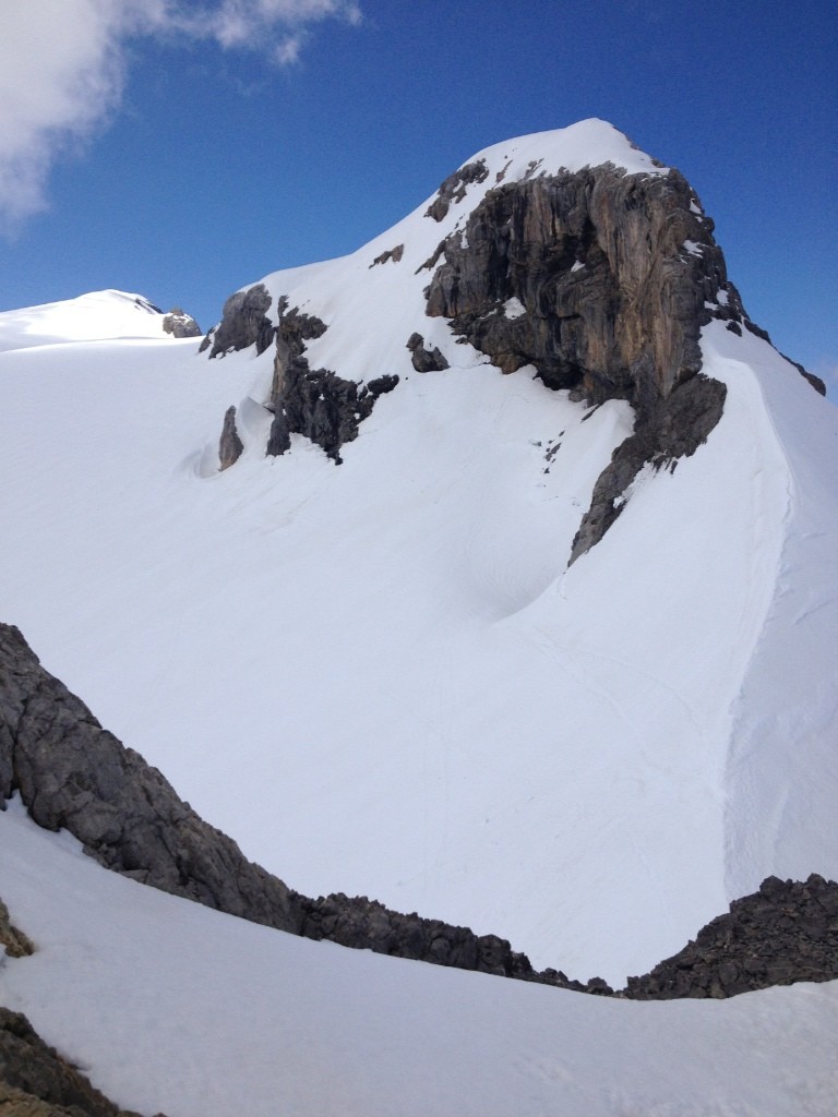 Petit col 2980m donnant accès au Glacier des Diablerets, au fond le Sommet des Dianlerets 3210m