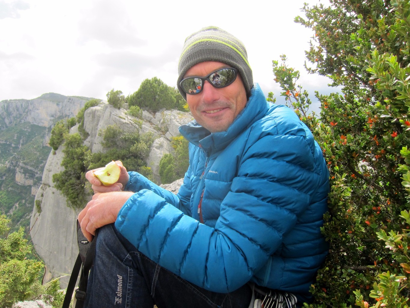 Une pomme, une doudoune, un bonnet et ça repart pour la dernière