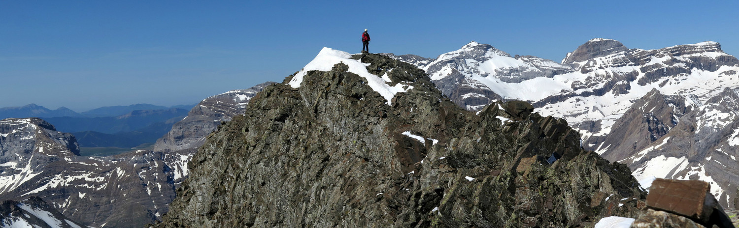 Crête de descente, sur fond de Mont Perdu