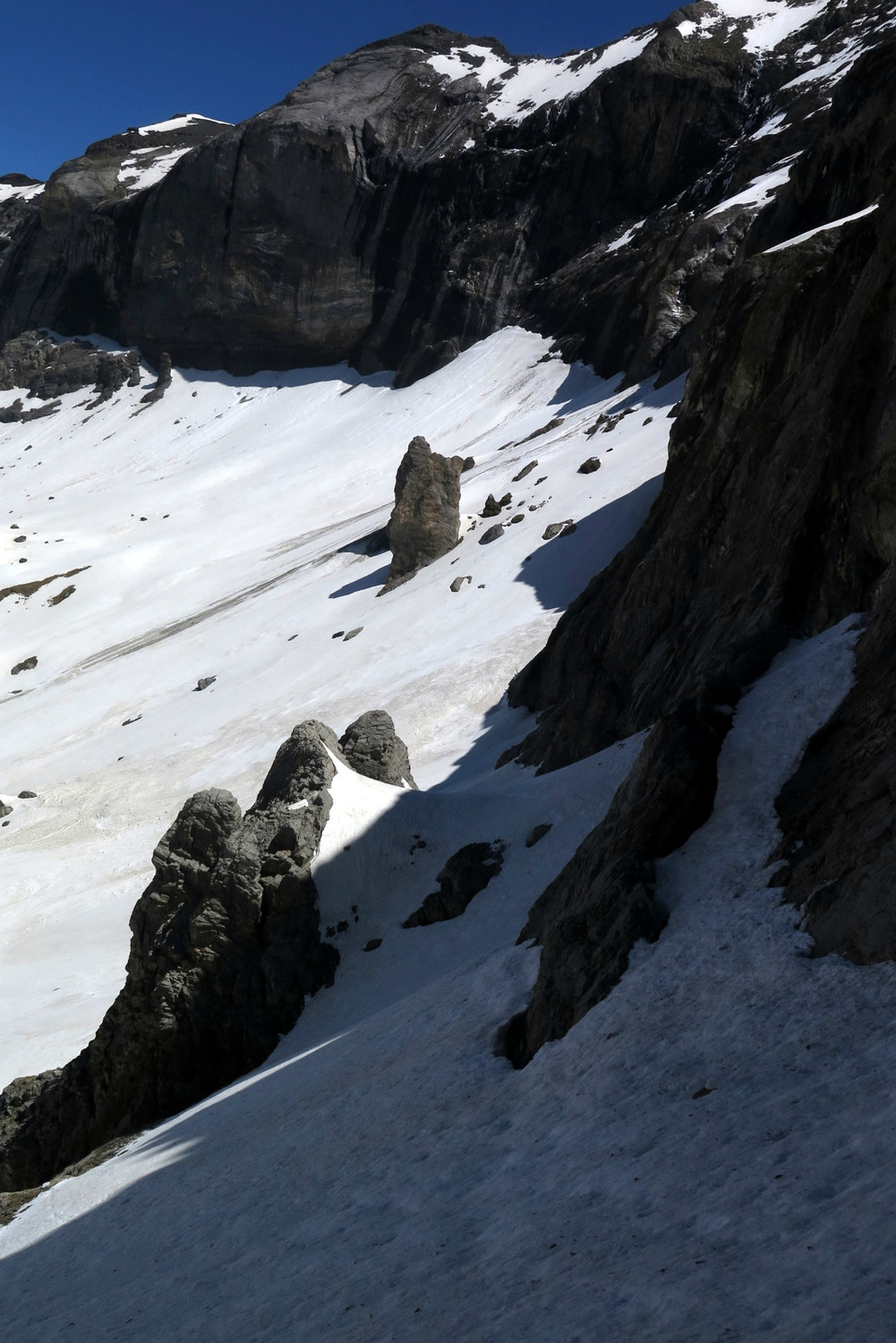 Derniètre traversée au pied de la muraille, les 2 soeurs en ligne de mire.