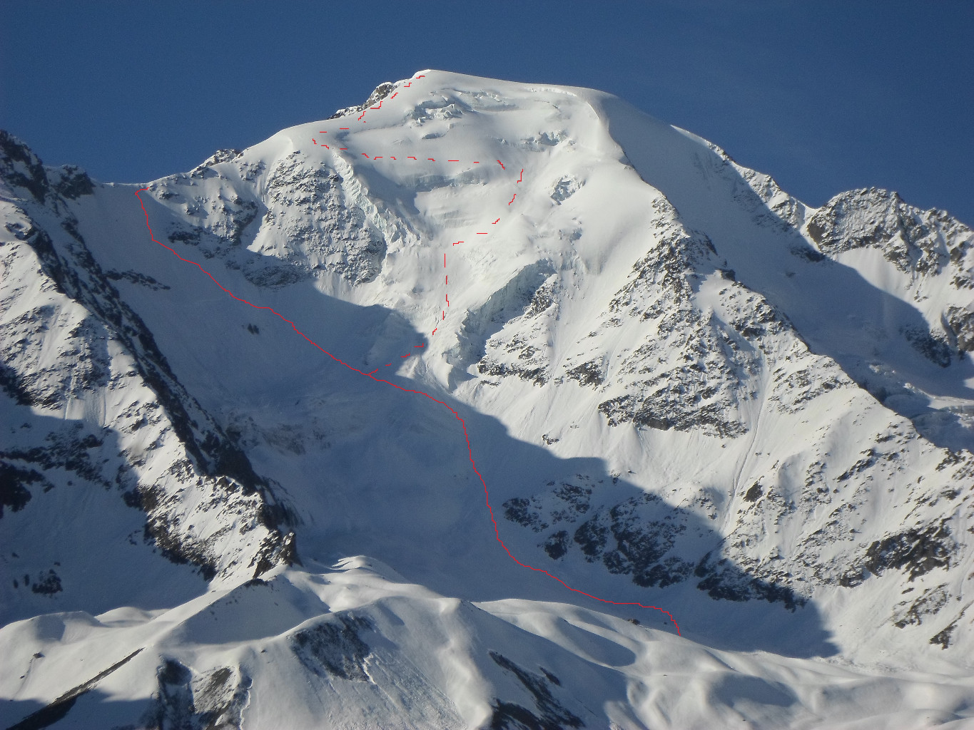 La nord del Petit Combin, la linea rossa continua è l'itinerario seguito da me, quello tratteggiato è l'itinerario che avrei desiderato percorrere.