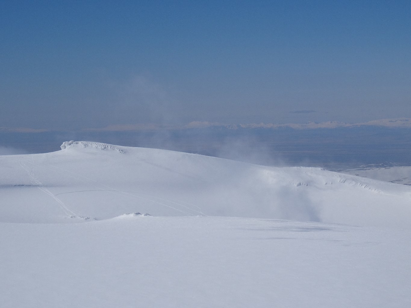 Vue du sommet vers le NW, ca fume en contrebas!