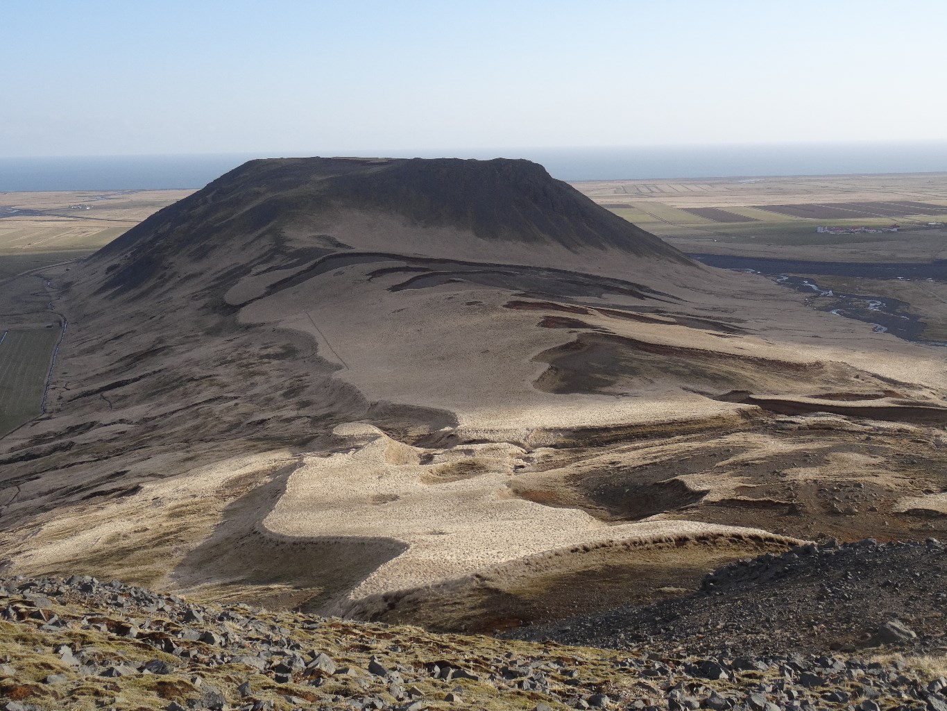 retour sur les croupes et ses etranges plateaux de lave - Camptocamp.org