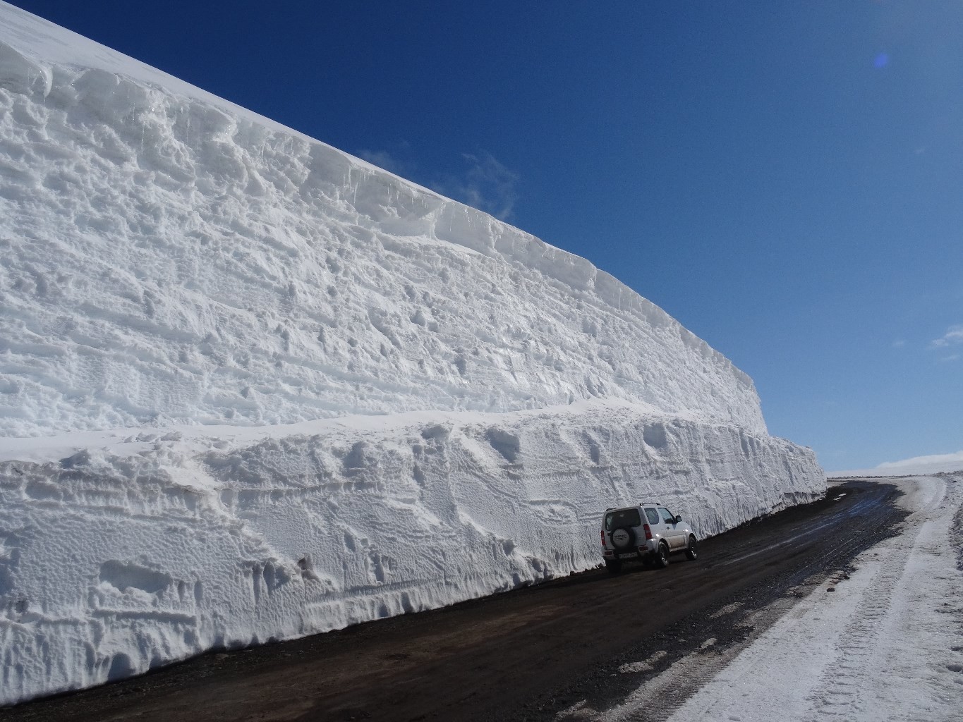 route 60 avant Thingeyri, le viking a fraisé plus de 10m de neige!
