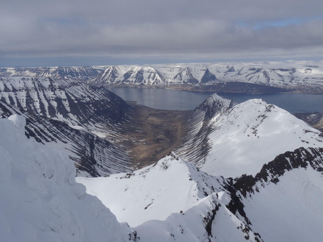 l'arête N est moins engageante.
