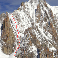 La face E des Aiguillettes du Tacul avec l'accès par le couloir S des Carabiniers.