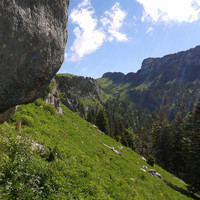 en se retournant, au fond, le vallon de pratcel