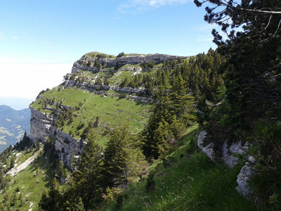 sommet du Pinet, l'échancrure qui permet le passage est à droite de la photo