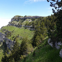 sommet du Pinet, l'échancrure qui permet le passage est à droite de la photo