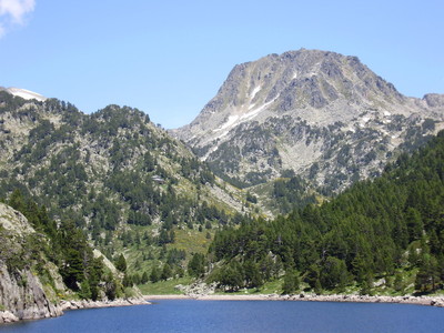 refuge des Bésines & pic des Bésineilles vus du barrage des Bésines refuge des Bésines & pic des Bésineilles vus du barrage des Bésines