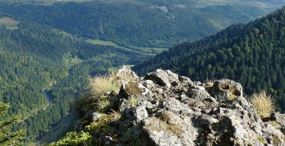 Rocher du Cerf domine la vallée de l ' Alagnon Rocher du Cerf domine la vallée de l ' Alagnon