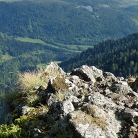 Rocher du Cerf domine la vallée de l  ' Alagnon